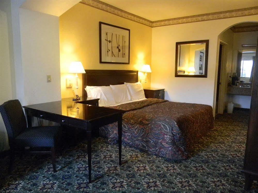 Homebridge Inn And Suites Бомонт Экстерьер фото